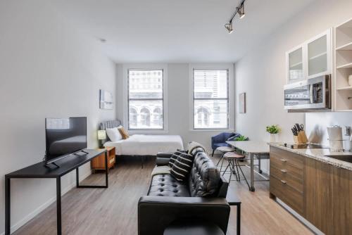 Downtown Cincinnati Apartment | CozySuites Sky Central #12