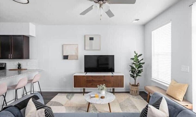 Indianapolis Apartment | Cozysuites Stylish 4BR in the heart of Nora