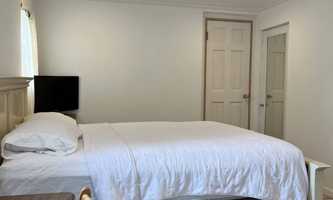 Pembroke Apartment | CR - Just bring your suitcases