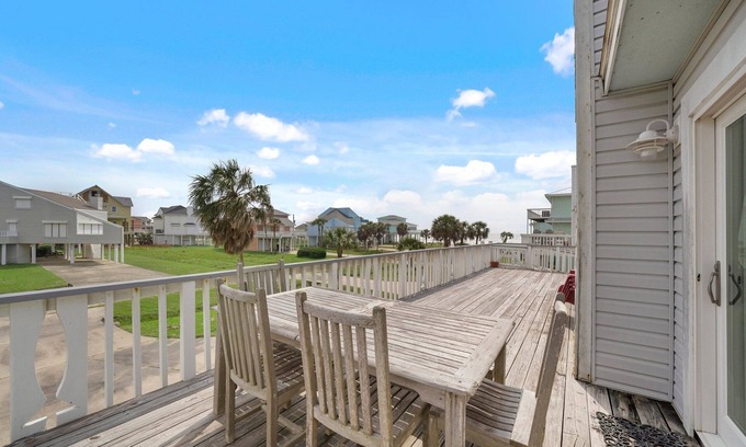 Pirates Beach House | Crab Claw | Pet-friendly, Water Views + Large Deck