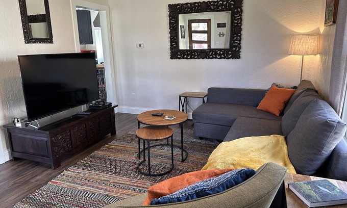 River West House | Crabapple Cottage - 2 Blocks to Mirror Pond, 1 Gig Wifi, Great Location