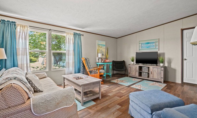 Deep Hole House | Crabby Pines - Pet friendly modern accommodations!