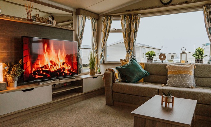 Ayr Cabin | Craig Tara Close to Beach Dog Friendly Free Wifi