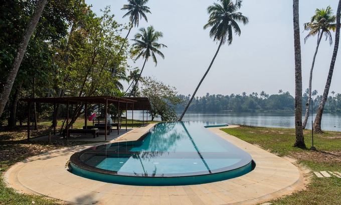 Puthenvelikara Hotel | Cranganor History Cafe Riverside Chateau