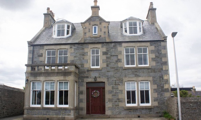 Cullen Cottage | CRANNOCH SELF CATERING, pet friendly, with hot tub in Cullen