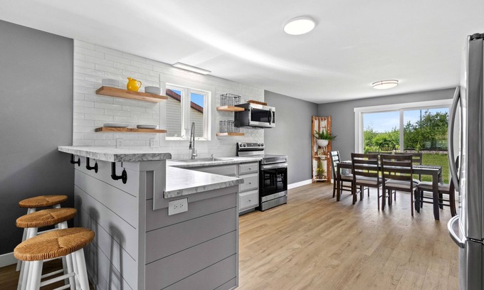 Ashwaubenon House | Crary House - 1 Mile from Lambeau
