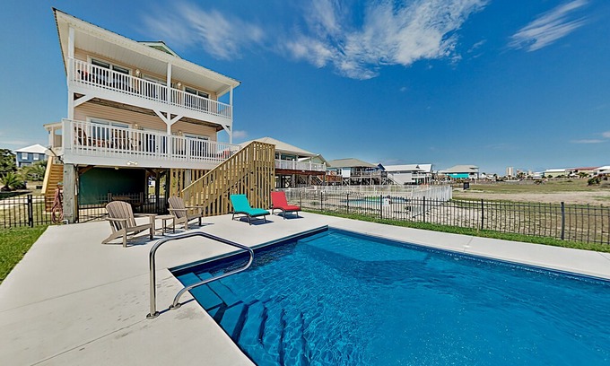 Gulf Shores House | Crazy Pearl: Private Pool, Outdoor Entertaining, Gulf Views – Walk to Beach!