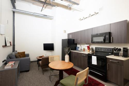 Westown Apartment | Cream City 2BR Apt - Just 3 Blocks to Fiserv with Gym and Parking