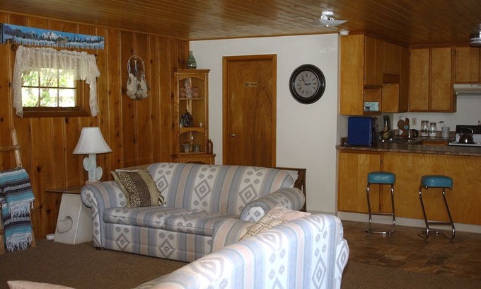 Klamath Lake Cabin | CREATIVE CABIN, Peaceful, Home-like, Family and Pet Freindly .