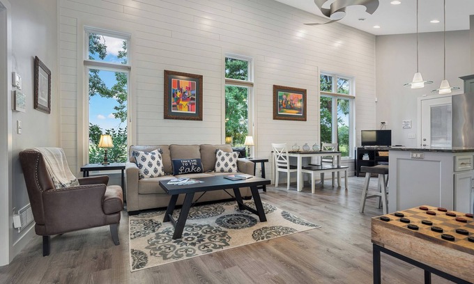 Breezy Point Cabin | Cree bay-Fire pit Grill| DogsOK