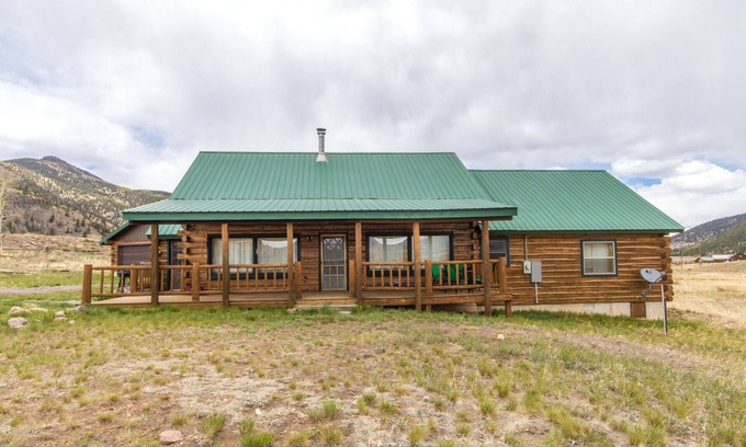 Creede Cabin | Creede Cabin - Dogs Welcome - Amazing Views - Large Deck