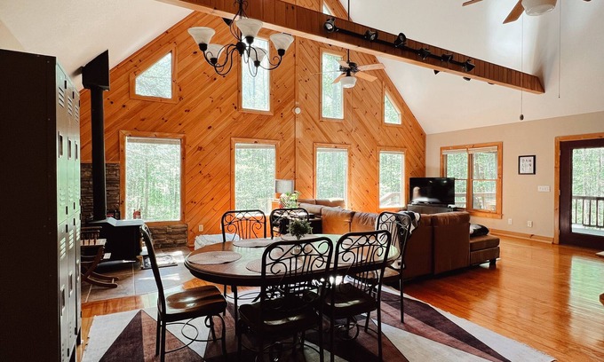 Dahlonega Cabin | Creek Cabin Retreat w/Hot-Tub