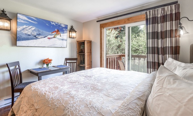 Four O'Clock Apartment | Creek. Cozy Romantic Getaway. Ski in. Pool Hot Tub