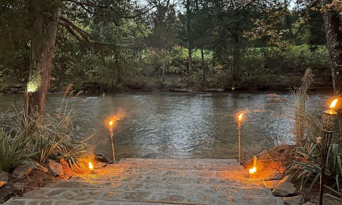 Albany House | Creek-Front Getaway at Dale Hollow Lake