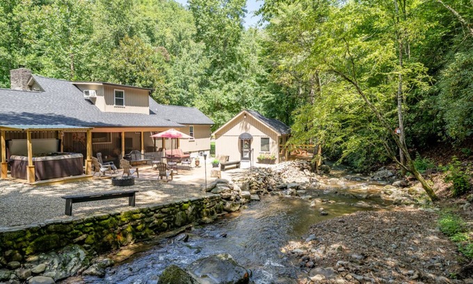 Gatlinburg Cabin | Creek Haven