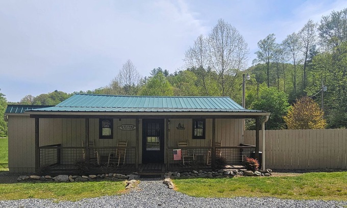 Hot Springs Cottage | Creek Life Cottage is a place where you can relax and unwind on the creek.