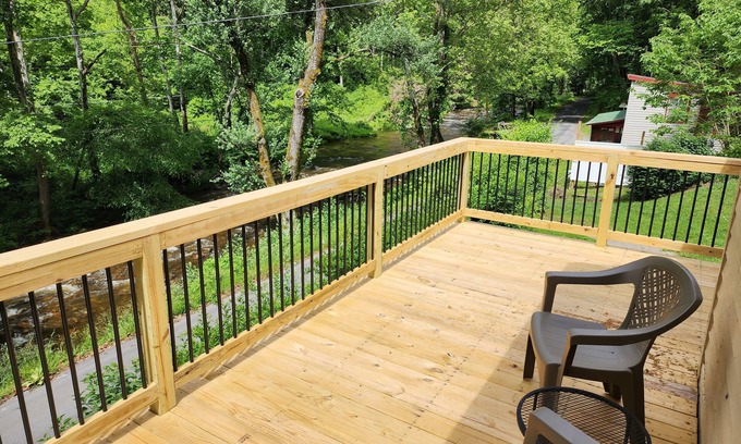 Tannersville Cabin | Creekberry - Mountain Cabin on Creekfront - Secluded Comfort - Pets Stay Free!!!