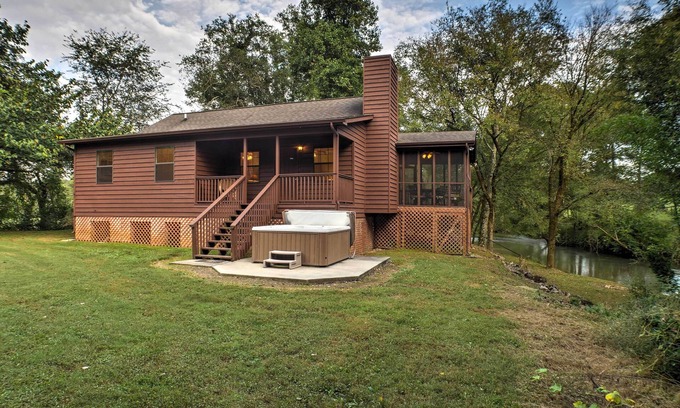 Ooltewah Cabin | Creekfront Cabin Near Chattanooga w/Hot Tub!