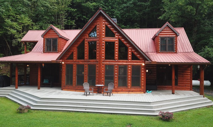 Walnut Mountain House | CREEKFRONT, Fishing, POND, HIKING & nearby WINERIES, modern 3 bedroom