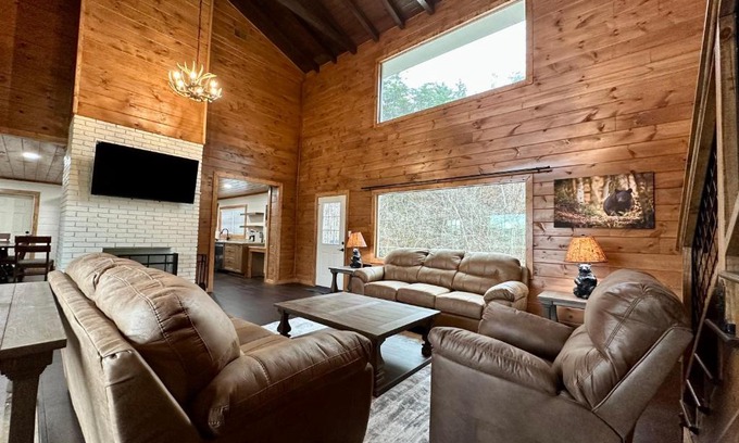 Pigeon Forge House | Creekfront Lodge: Brand new!