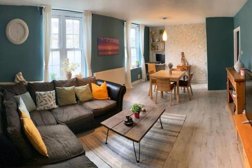 Greenwich West Apartment | Creekside Apartment