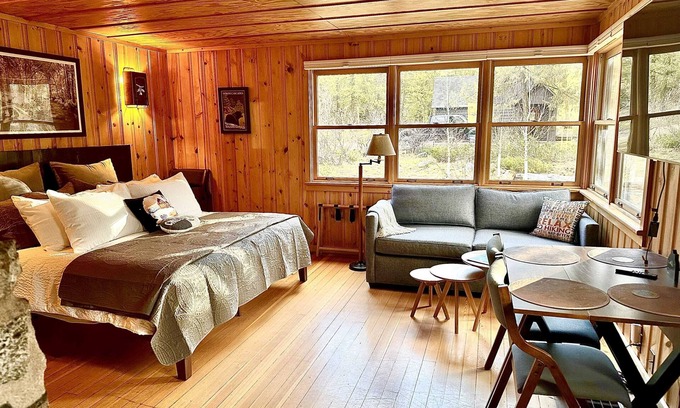 Mazama Cabin | Creekside Bunkhouse on Early Winters Creek