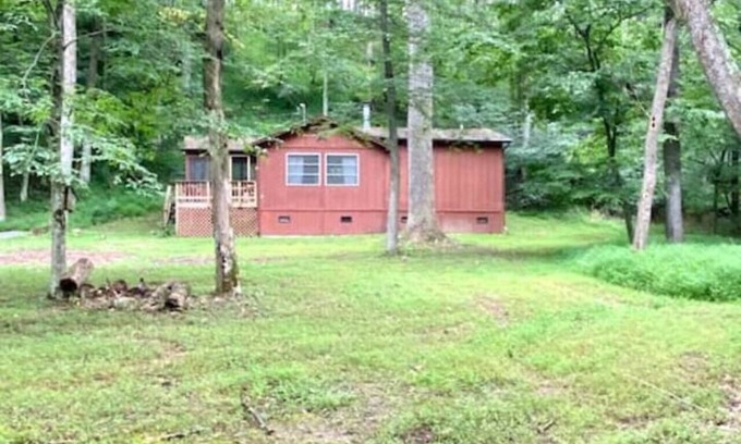 Berkeley Springs Cabin | Creekside Cabin-Pet friendly