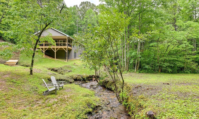 Franklin Cabin | Creekside Cabin in Franklin ~ 8 Mi to Downtown!