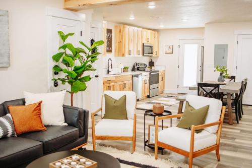McCammon House | Creekside Cabin Ponderosa- ONE BR Stay near Lava