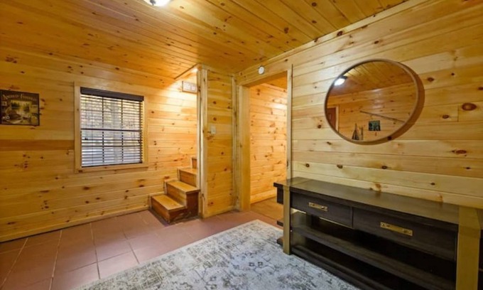 Gatlinburg - Pigeon Forge Cabin | Creekside Cabin/PuttPutt/rockwall/fun/location!