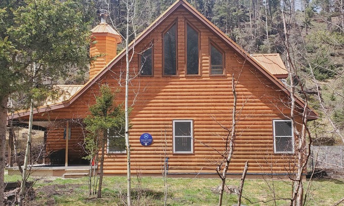 Red River Cabin | Creekside Cabin - Upper Valley - New Property - Pet Friendly