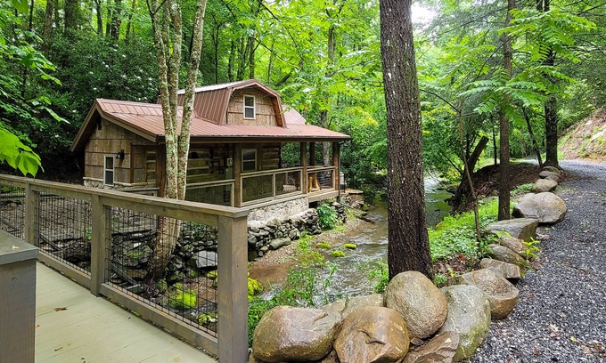 Gatlinburg - Pigeon Forge Cabin | Creekside cabin w/firepit, deck & tranquil views + free attraction tickets