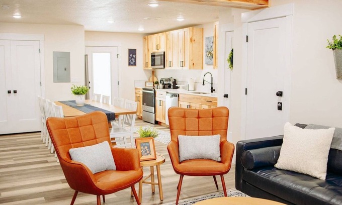 McCammon House | Creekside Cabins- Birch, stylish stay w views