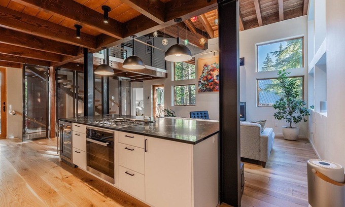 Snoqualmie Pass Ski Chalet | Creekside Chalet: 6 Beds, Hot Tub, Swedish Shower, Outdoor Sauna and More!