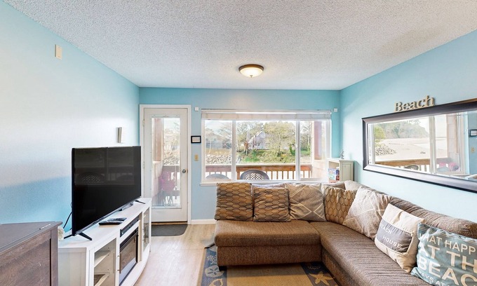 Neskowin Condo | Creekside condo with beach access, balcony, full kitchen, & ocean views