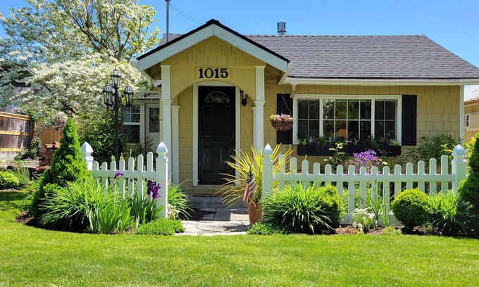Grants Pass House | Creekside Cottage ~ Charming Outdoor Space Near Downtown