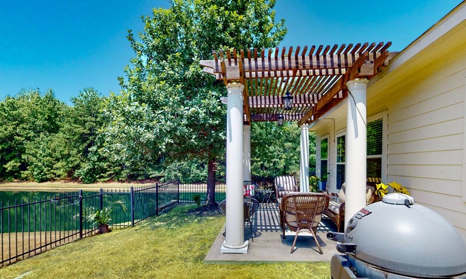 Conroe House | Creekside Cottage | House in Conroe