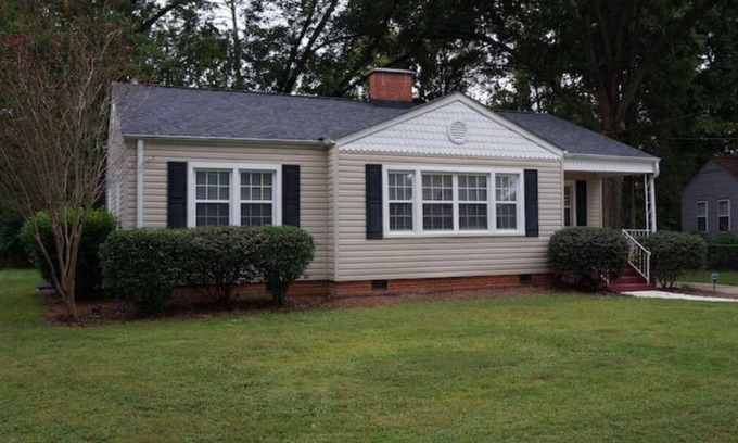 Sylacauga House | Creekside Cottage - Remodeled Mid-20th Century home in downtown Sylacauga area!