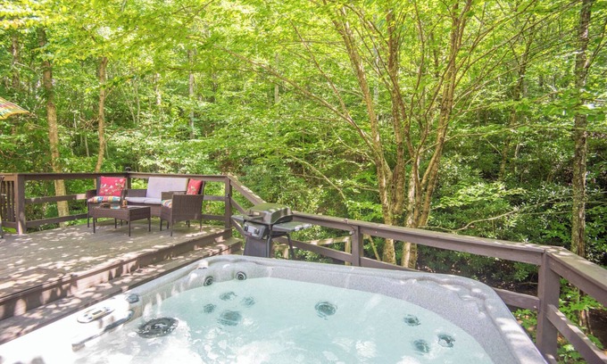 West Jefferson Cabin | Creekside Escape Private Log Home on Rushing Creek