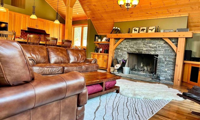 Golden Ski Chalet | Creekside Family Hideout