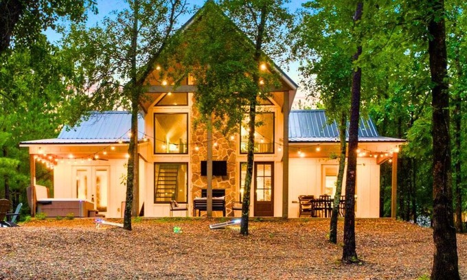 Hochatown House | Creekside in Hochatown | King Suites, Game Loft