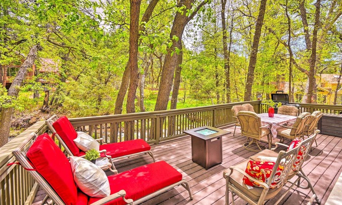 Payson Cottage | Creekside Payson Cabin w/Deck - Near Hiking!