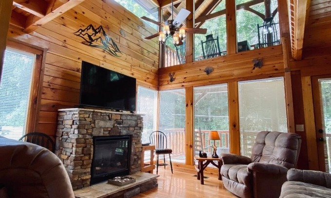 Gatlinburg - Pigeon Forge Cabin | ✨Creekside! Pet friendly, Hot Tub, Games, Super location!🌲❤️