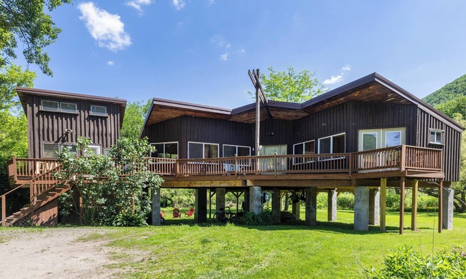 Wellsboro House | Creekside Retreat: Rail Trail Access Nearby!