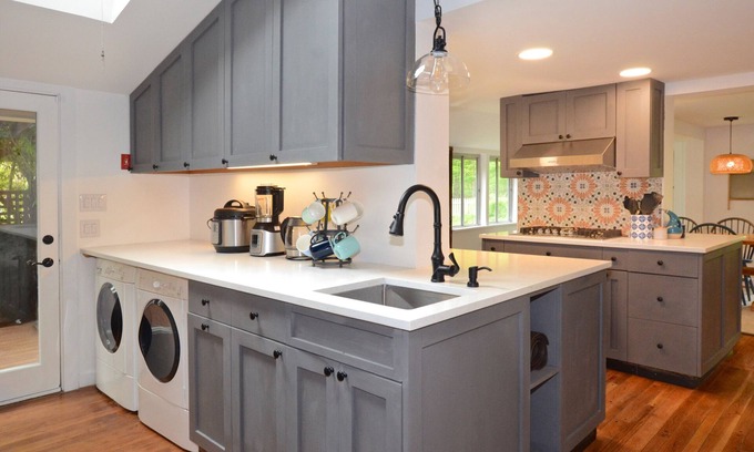 Catskill House | CREEKSIDE RETREAT, Pvt. Quiet, WiFi, TV, Hot Tub, Fireplace, Fire Pit, Dog Run