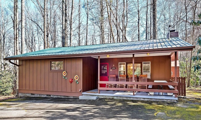 Maggie Valley Cabin | Creekside Serenity Cabin in Maggie - Directly on creek, pool and hot tub access