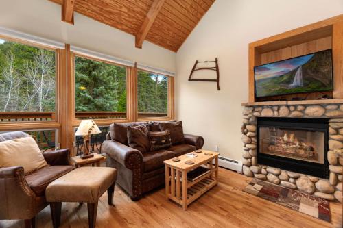 Fall River Estates Apartment | Creekside Suites 05 by Estes Park Condos