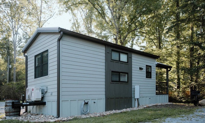 Pittman Center Cabin | Creekside Tiny Cabin - Fishing Lake - Groundhog Cabin