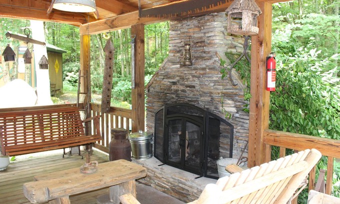 Fleetwood Cabin | "CREEKSONG" Darling Cabin with Outdoor Fireplace, Bubbling Hot Tub & WiFi!