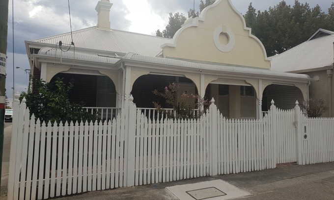 South Fremantle House | Crepe Myrtle Cottage in South Fremantle. Location + Wow factor